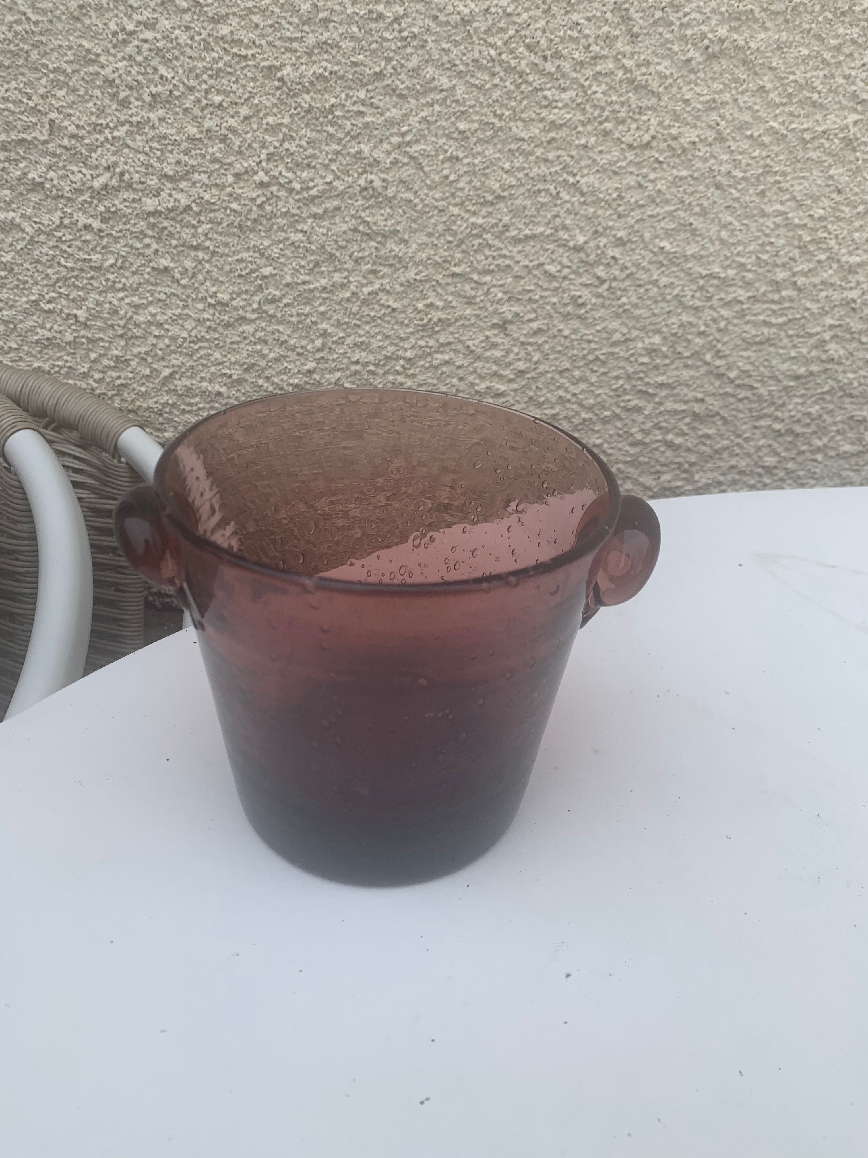 Seau à glace en verre soufflé artisanalement de la verrerie de biot signé et collector