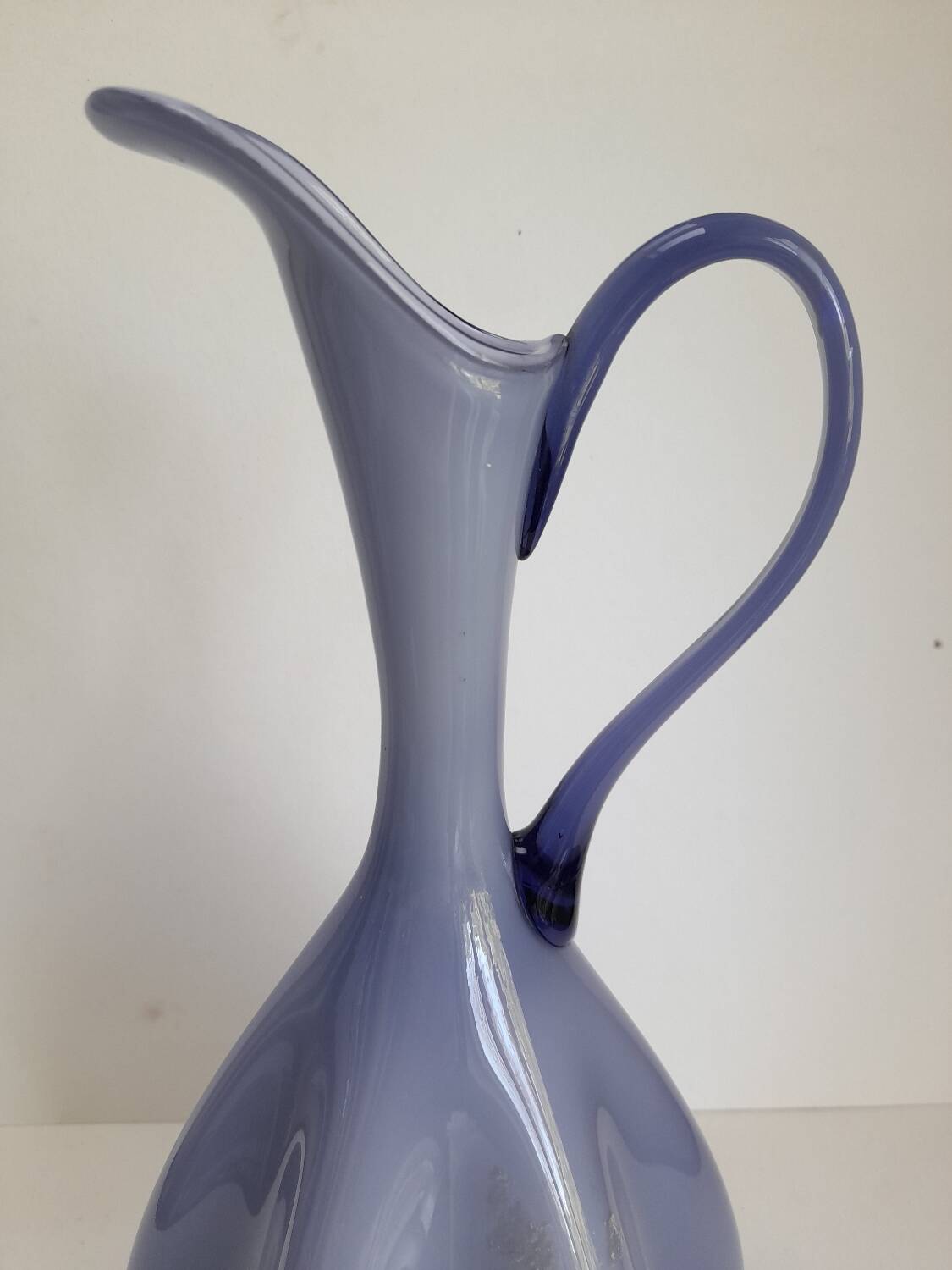 Super carafe en opaline couleur parme
