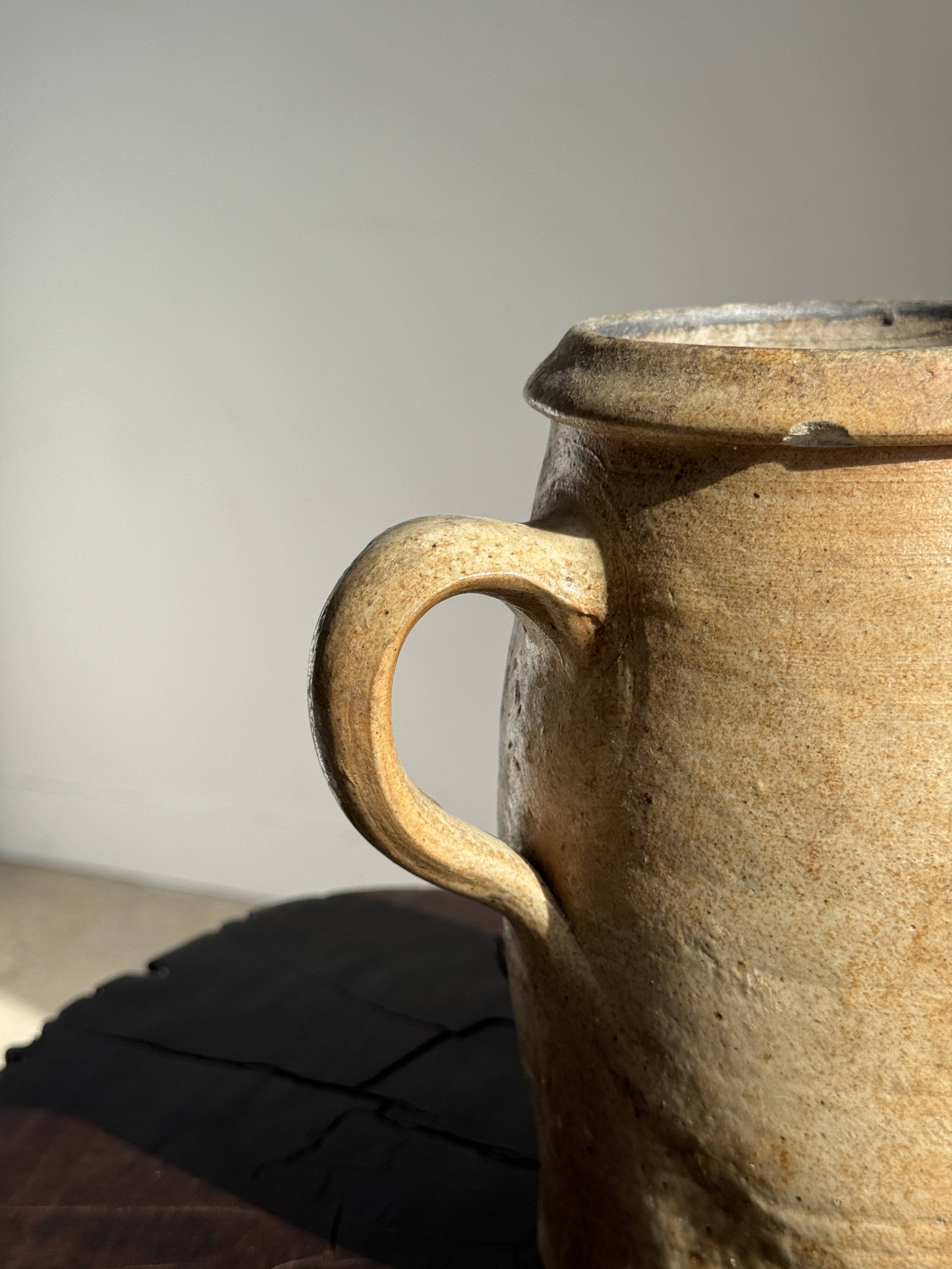 Large matte stoneware oval pot with beige handle H21 D12