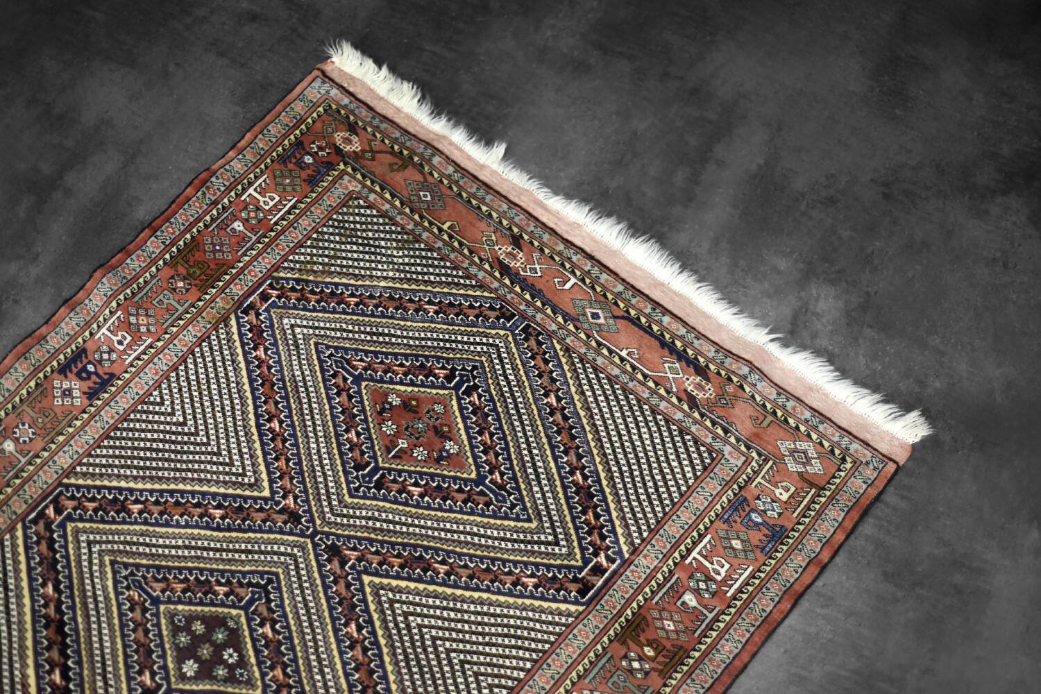 Vintage Hand-Woven Oriental Shiraz Rug, 1960s