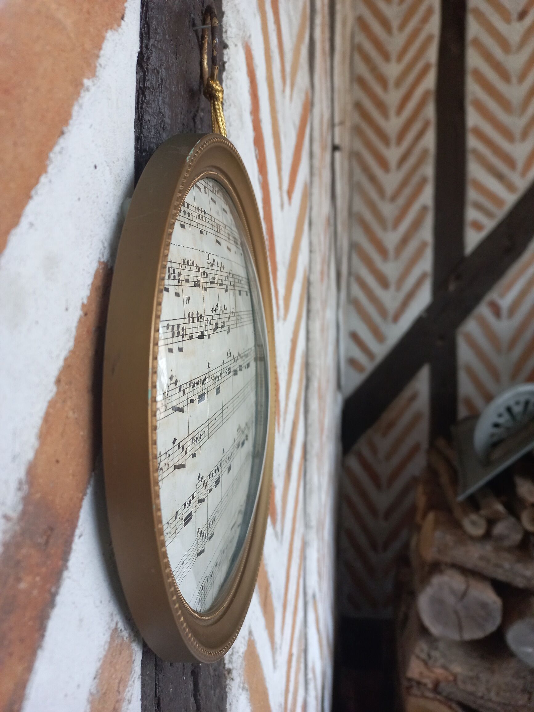 Round gilded glass frame