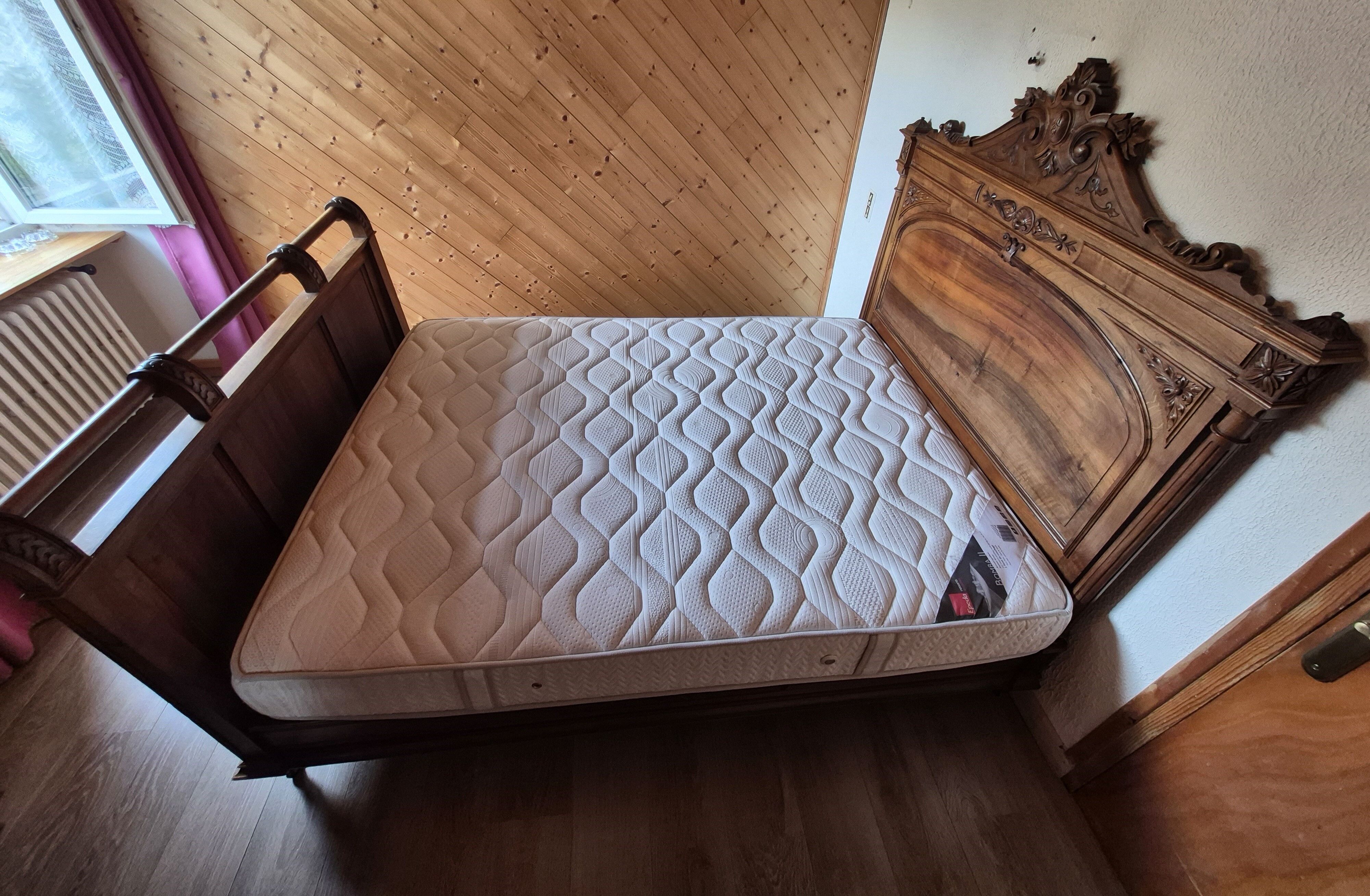 Lit ancien sculpté – bois massif style Louis Philippe