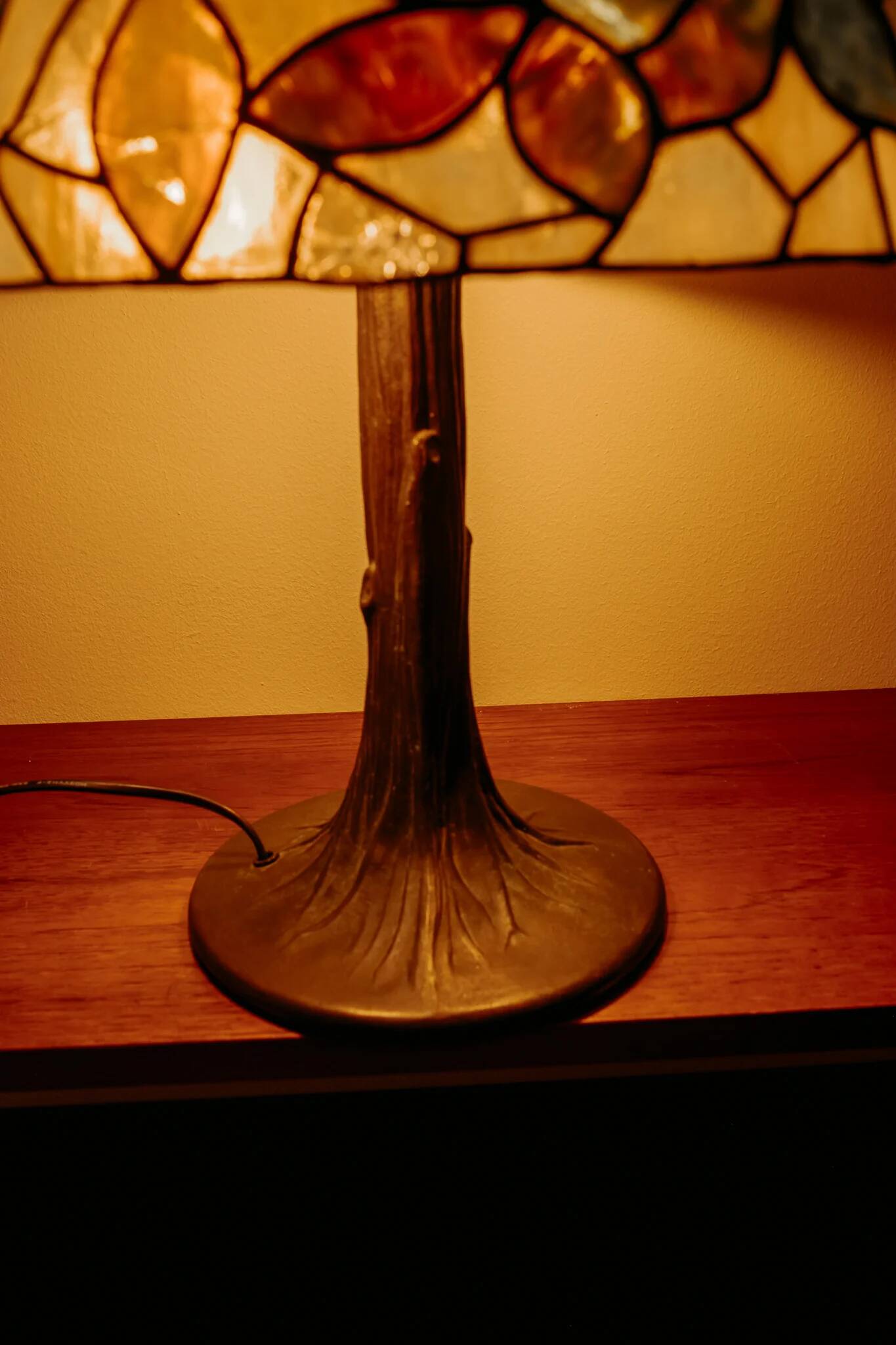 Tiffany-style table lamp with stained glass shade