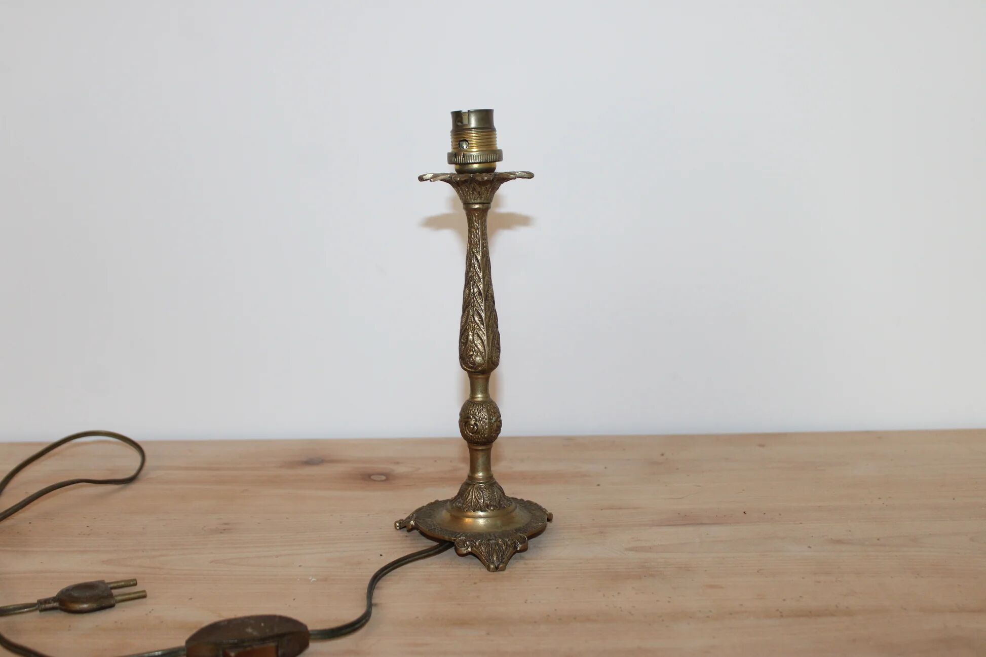 Vintage lamp base in patinated gold metal – foliage decor – 25 cm