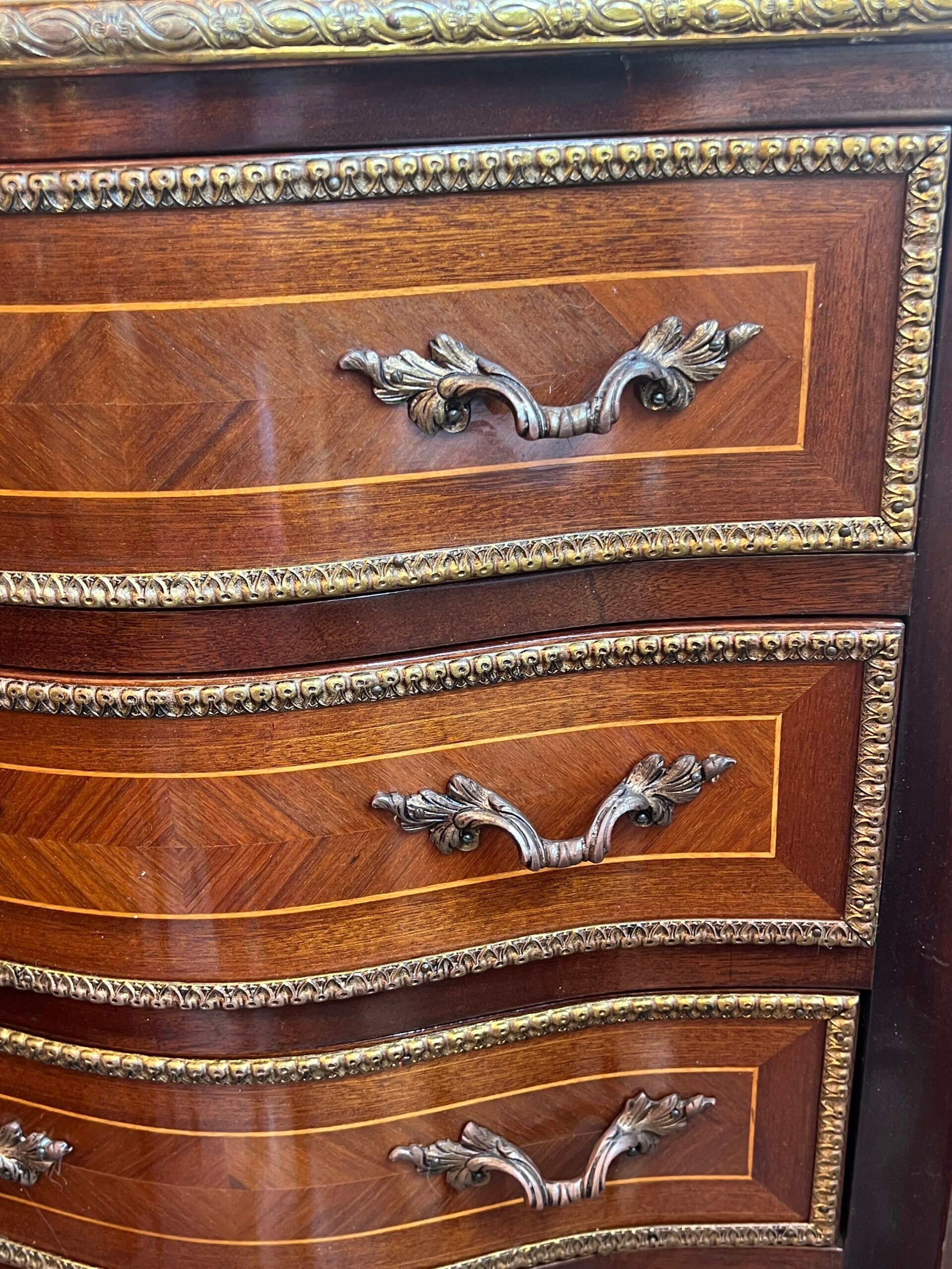 Weekly chest in wood veneer, curved and eventful shape, 20th century period