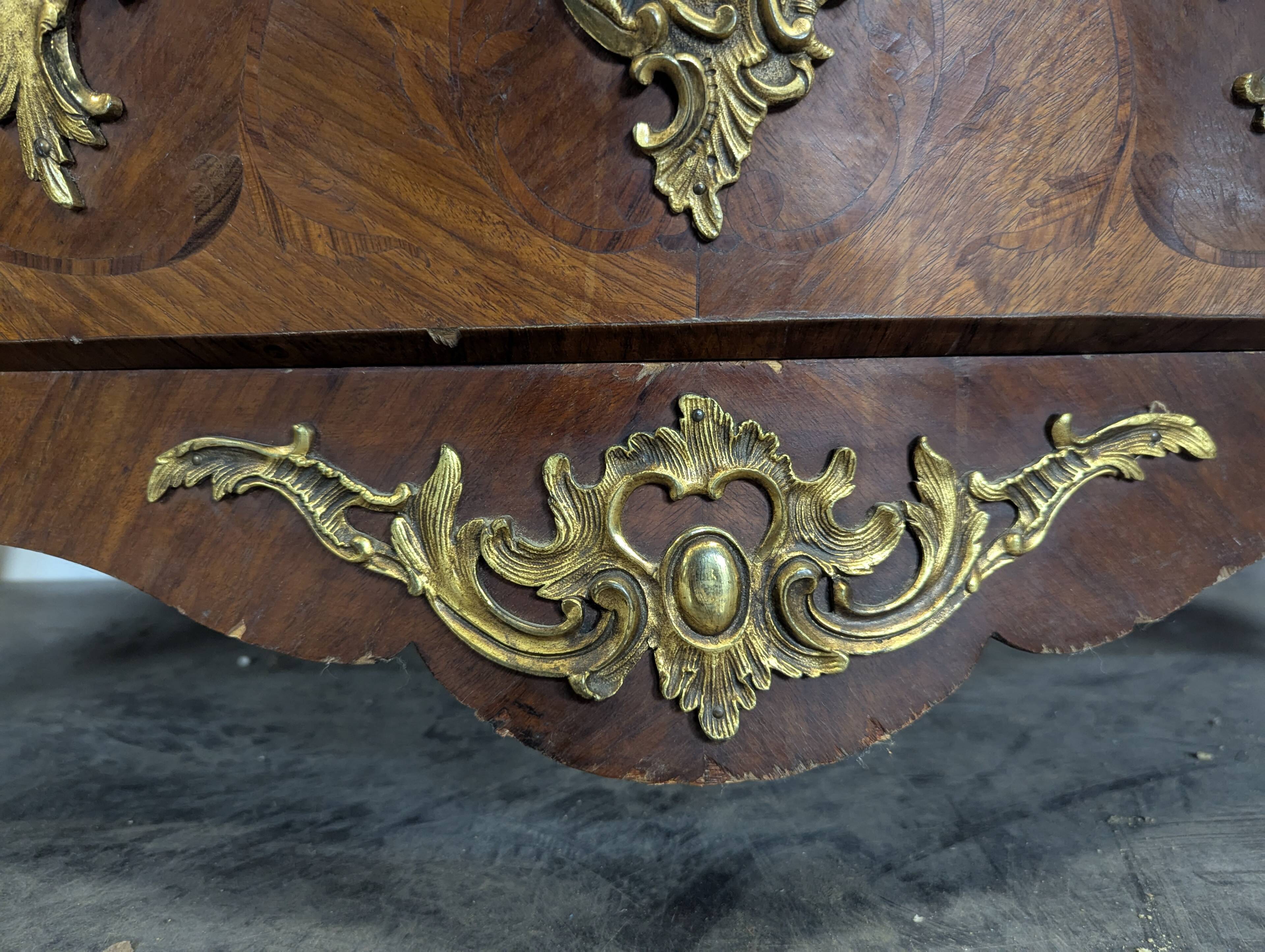 Commode tombeau de style Régence fin XIXème