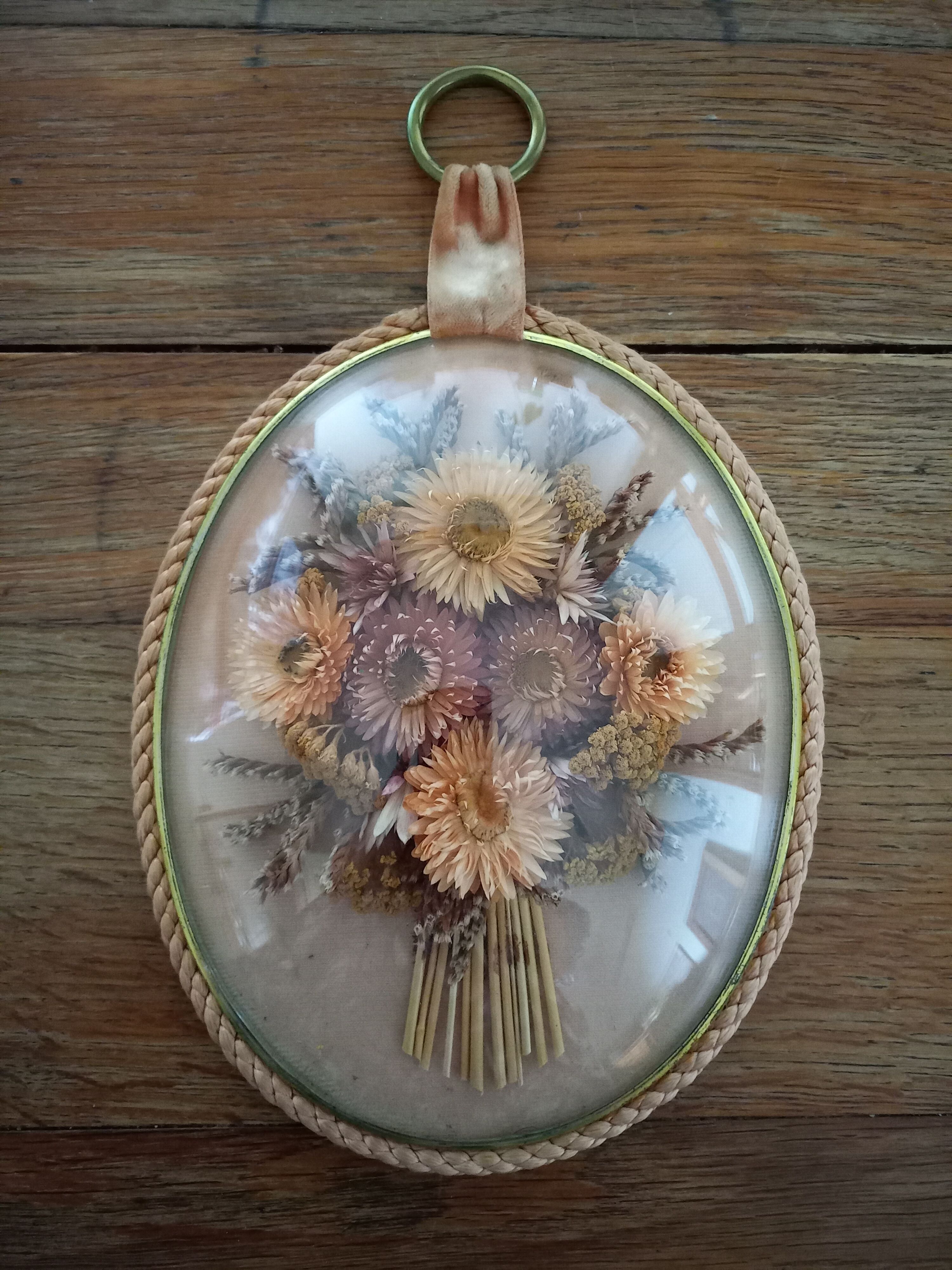 Vintage oval dried flowers frame