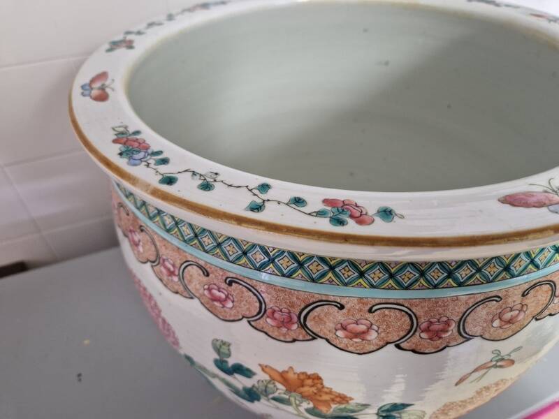 China - Circular fishbowl in Famille Rose enamel