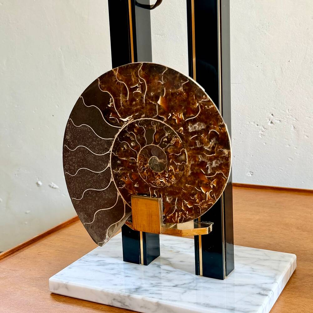 Paire de lampes ammonites Hollywood Regency en laiton, marbre et laque, France, années 70.