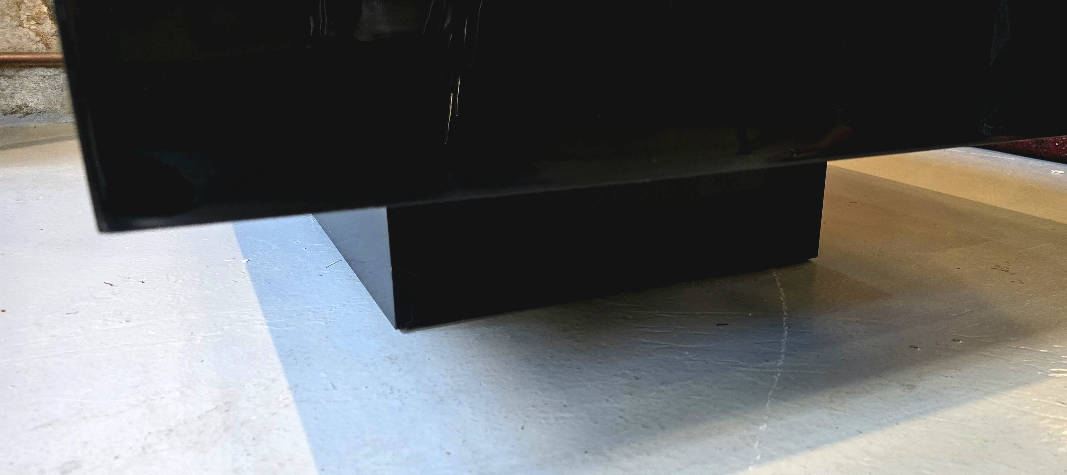 Jean-Claude Mahey, attributed to – Black lacquer and brass coffee table, Mais