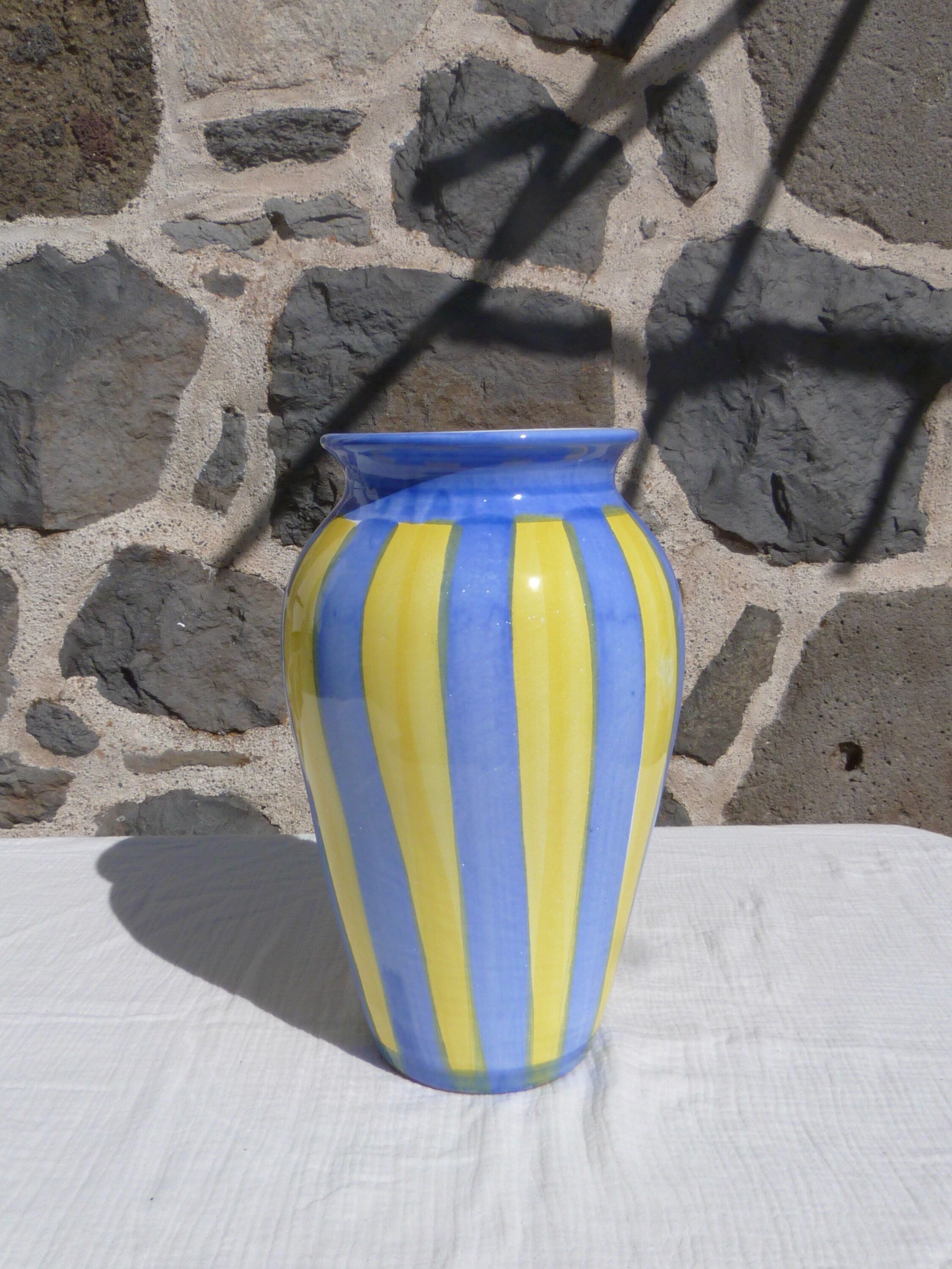 Vase rayé bleu et jaune