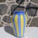 Vase rayé bleu et jaune