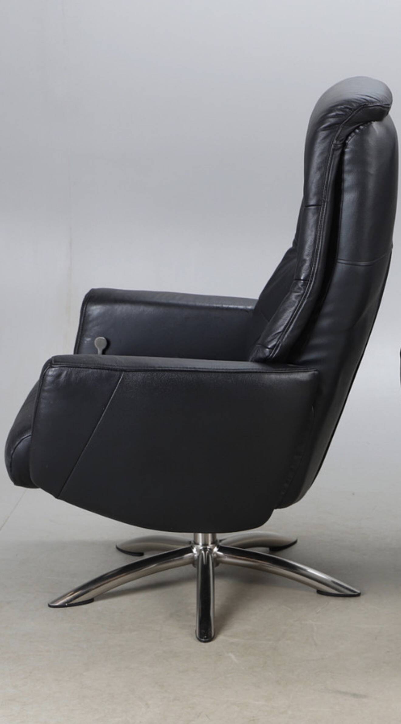 Modern Black Leather Swivel Armchair — Chrome Base — 2000s — H 107 cm