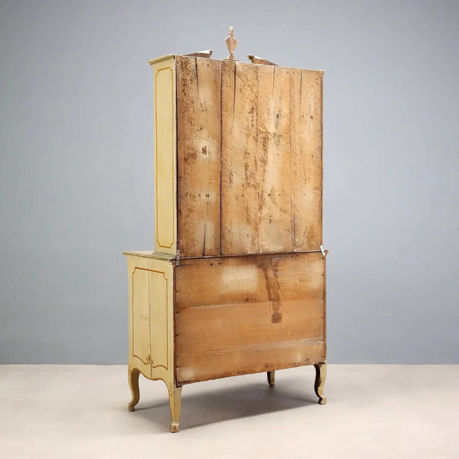 Buffet baroque ancien en bois laqué XVIIIe siècle