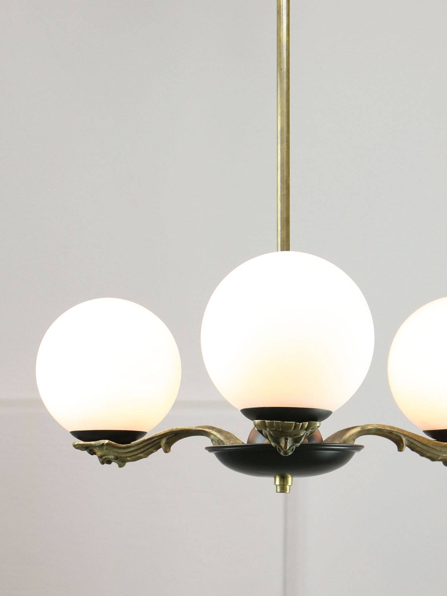 Lustre Art Déco en laiton et opaline, 1930