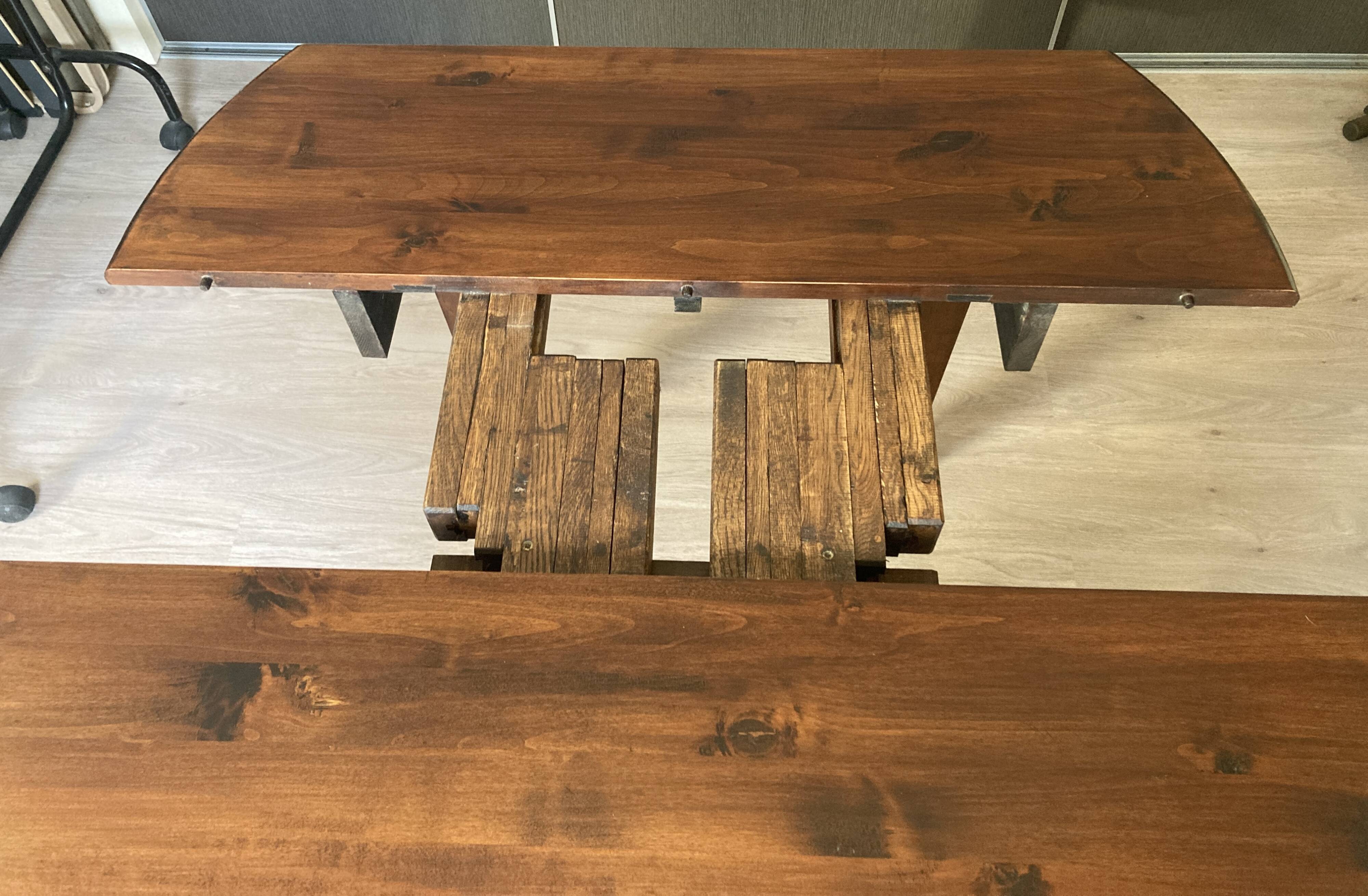 Extendable oval dining table