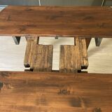 Extendable oval dining table