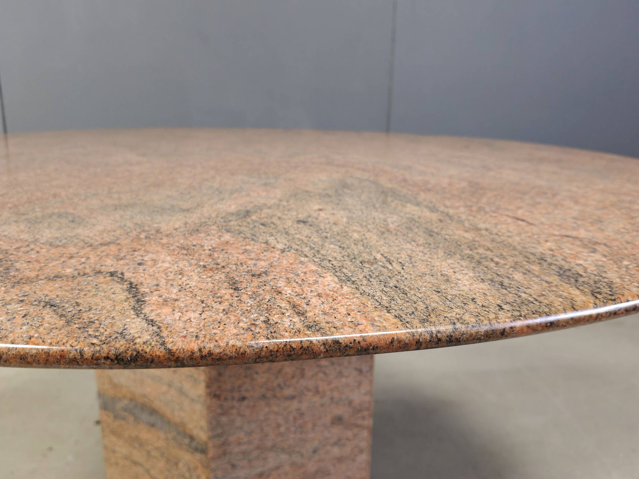 Table à manger ronde en granit vintage, années 1970