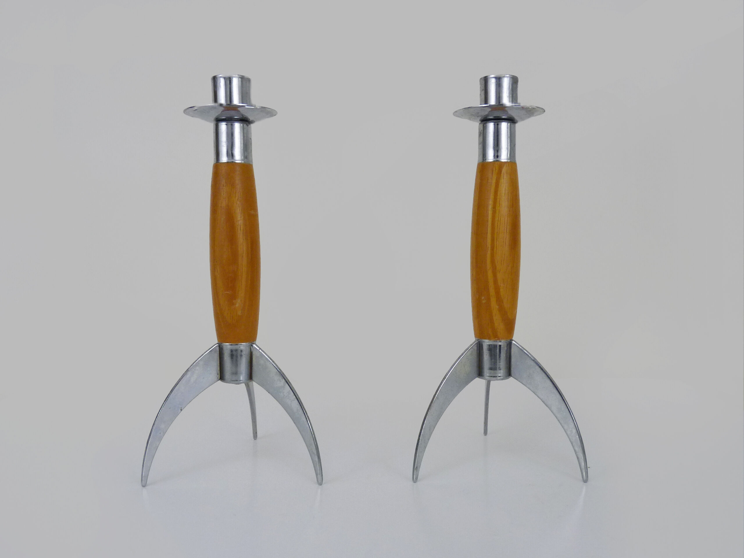 Paire d'anciens bougeoirs fusée design post moderniste en bois et inox. année 70 80