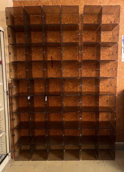 Etagères modulables de 64 case plexiglass fumé année 70