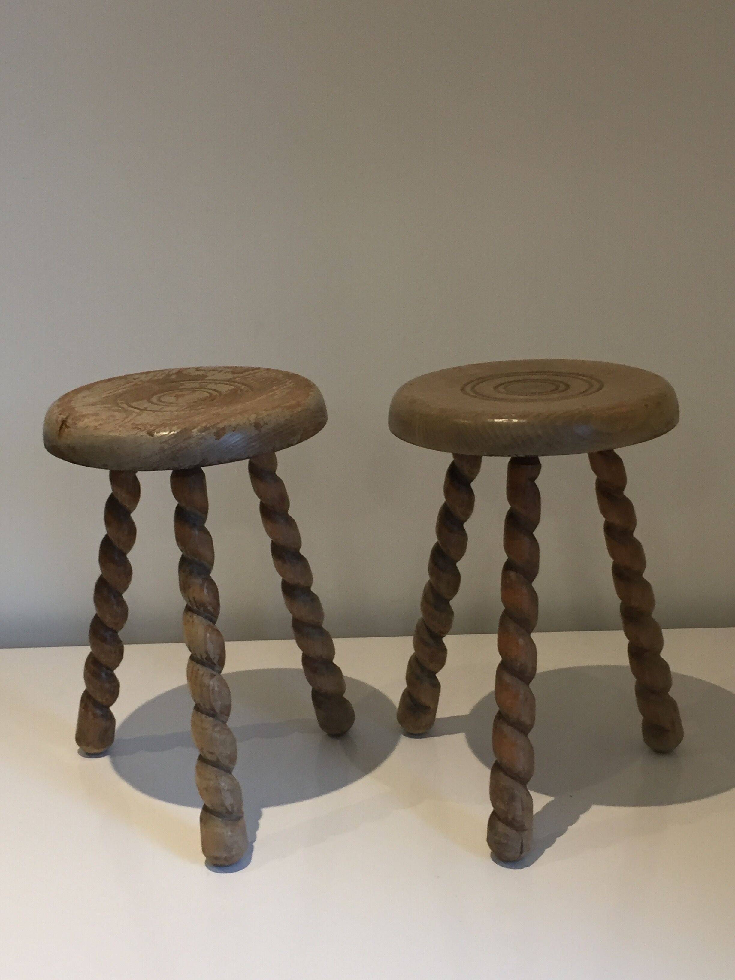Paire de tabourets tripode en bois tourné français