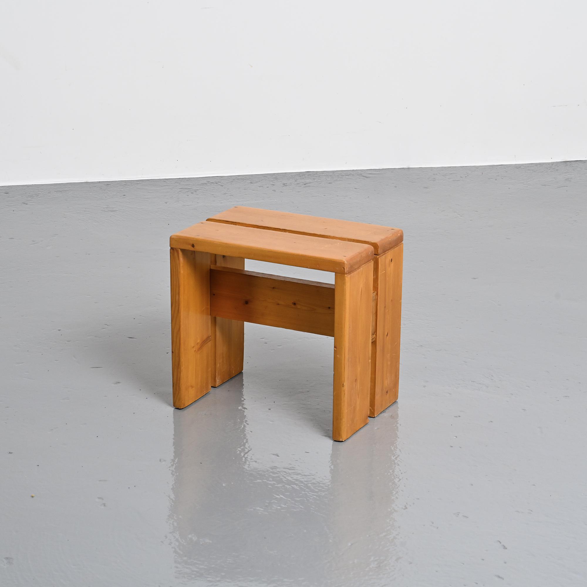 Solid pine stool Les Arcs.