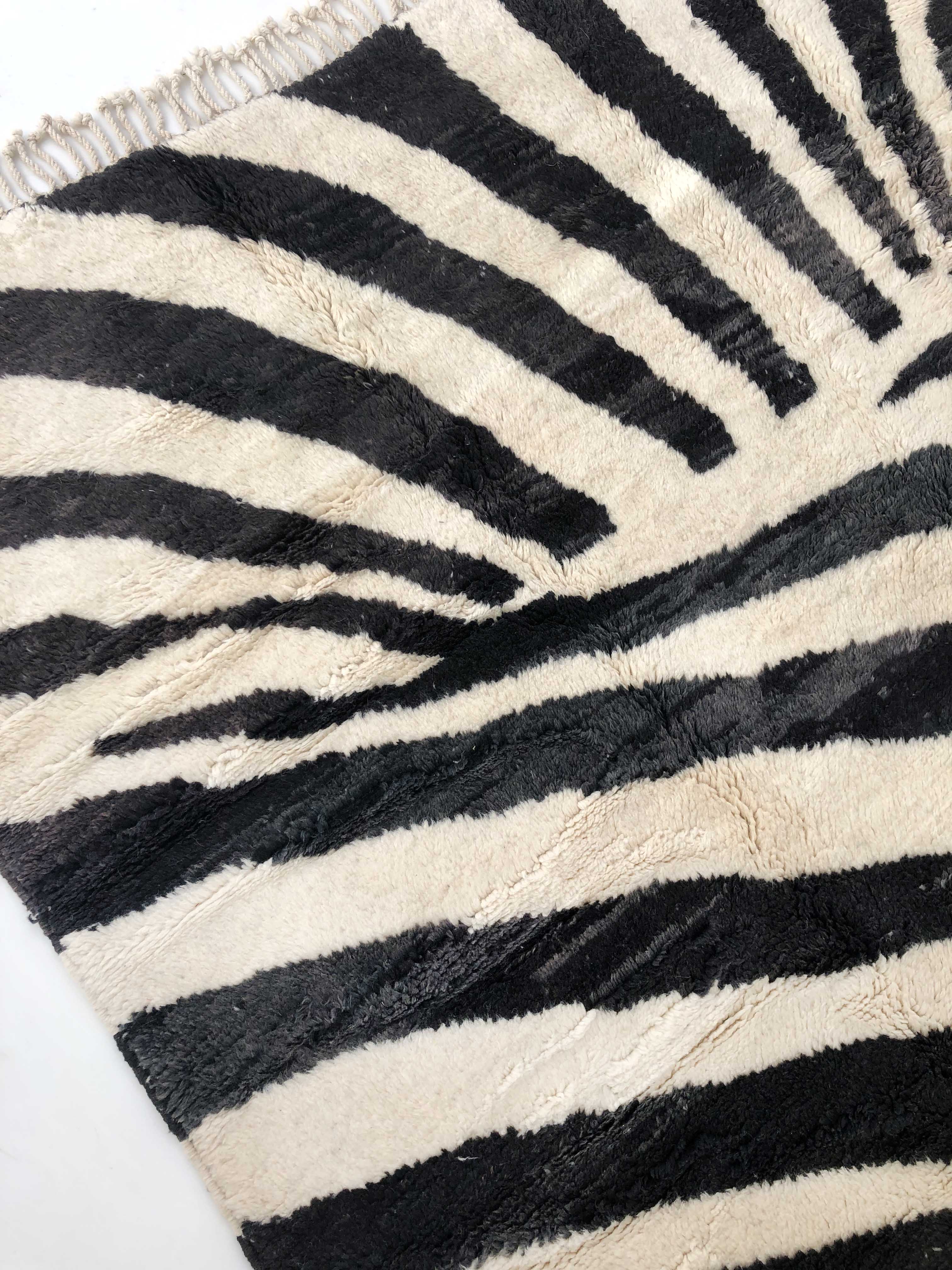 Moroccan berber carpet m'rirt ecru and black 3,43x2,39m