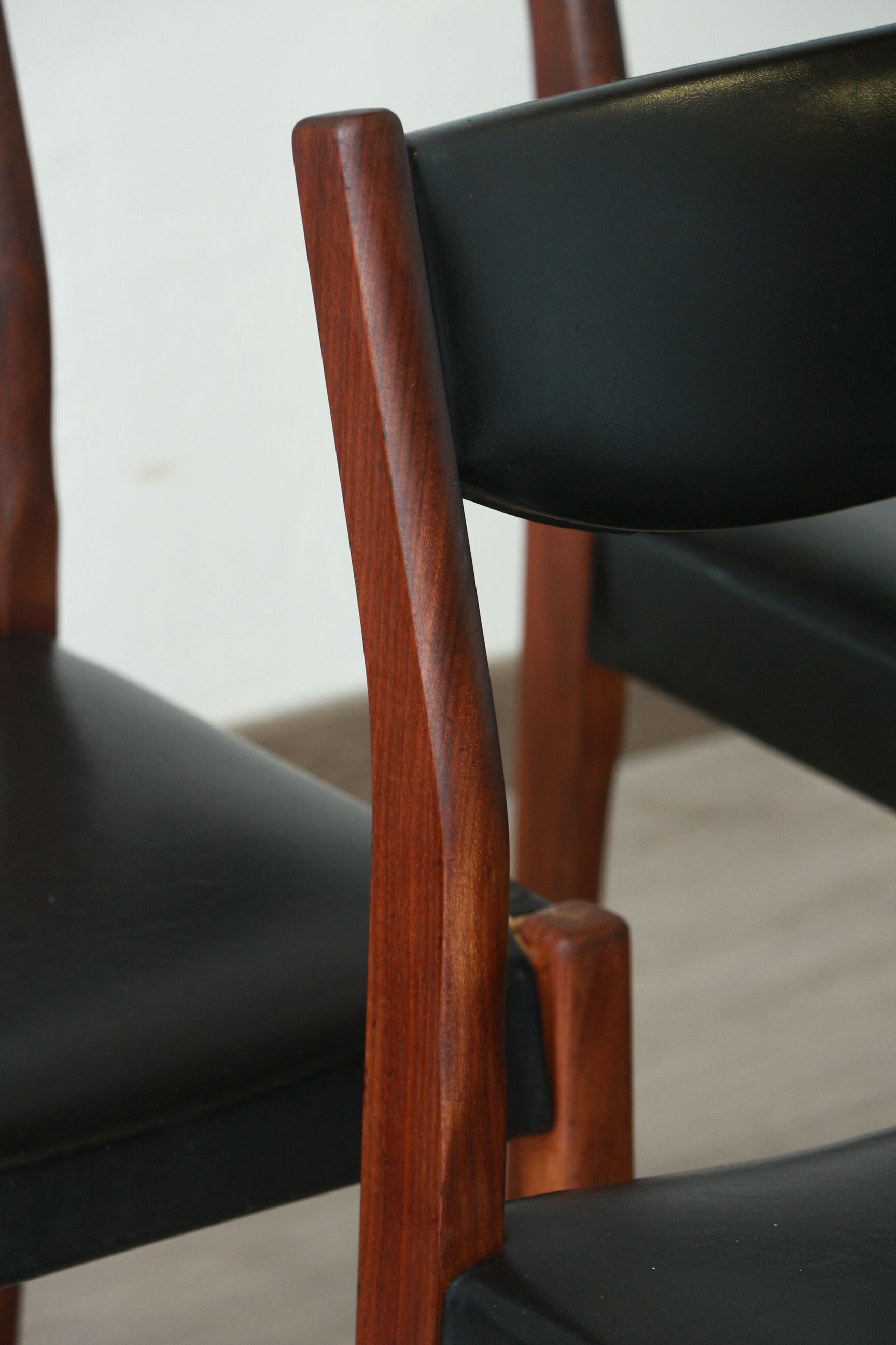 Series of 6 chairs in skai and teak
