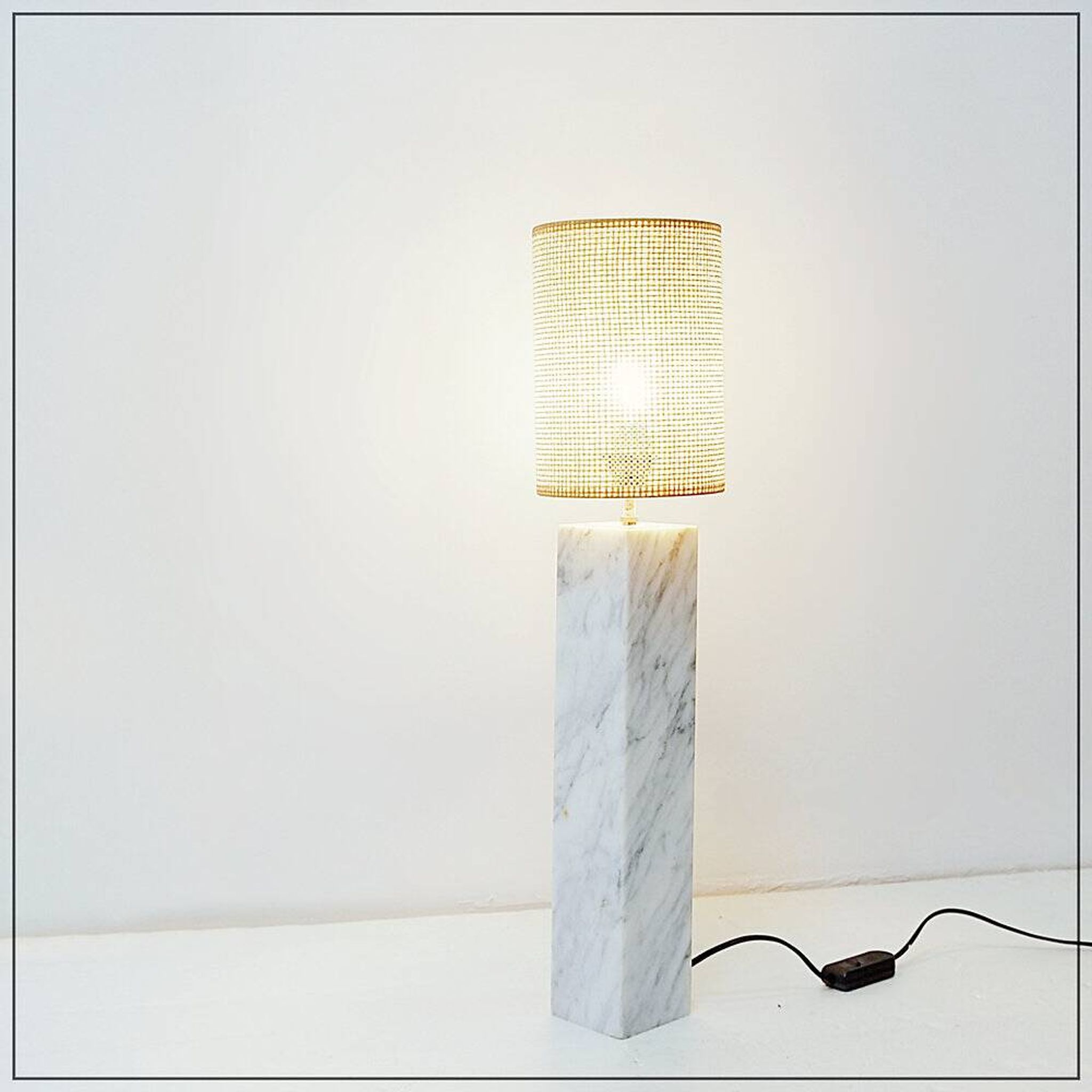 Lampe de table vintage en marbre avec nouvel abat-jour en raphia