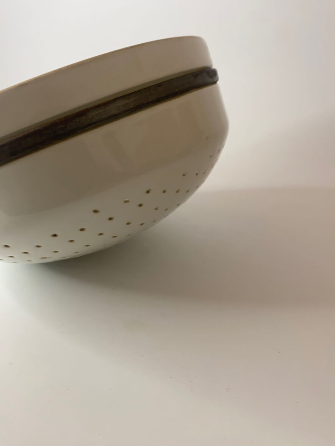Porcelain strainer