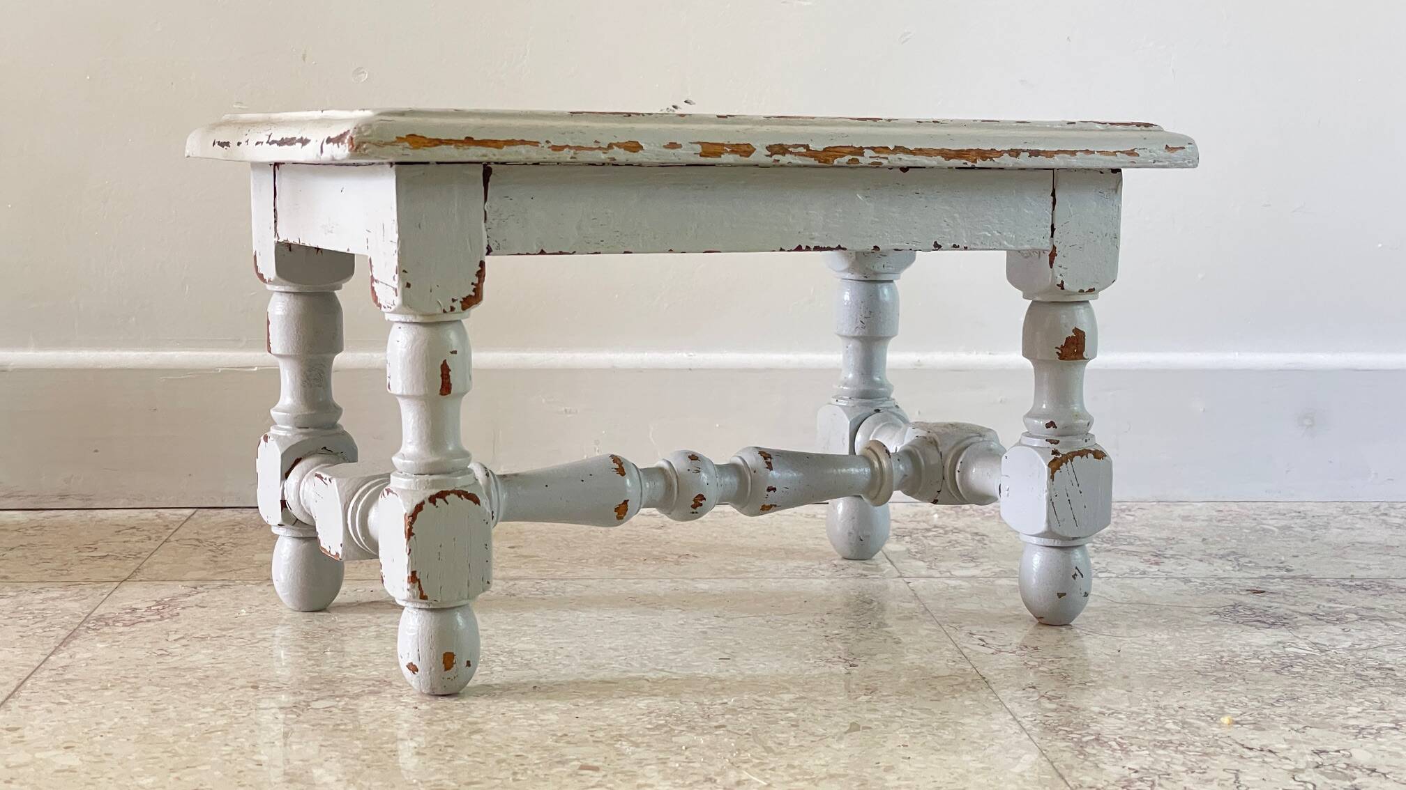 Tabouret vintage gris perle patiné