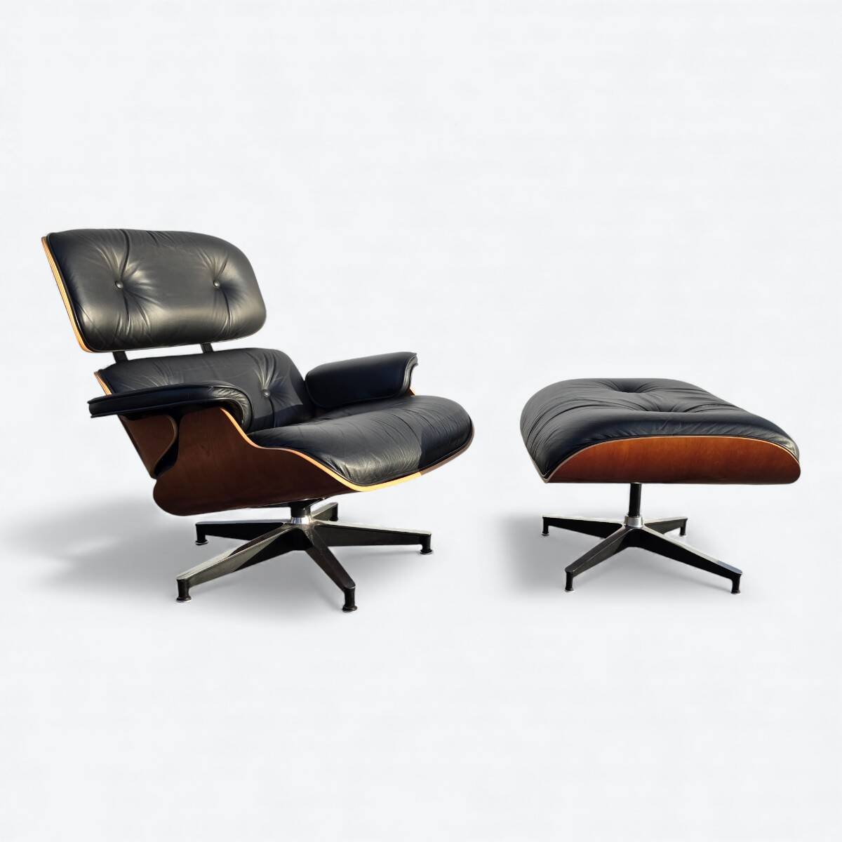 Fauteuil et repose-pieds Herman Miller Original Eames, noir et cerisier