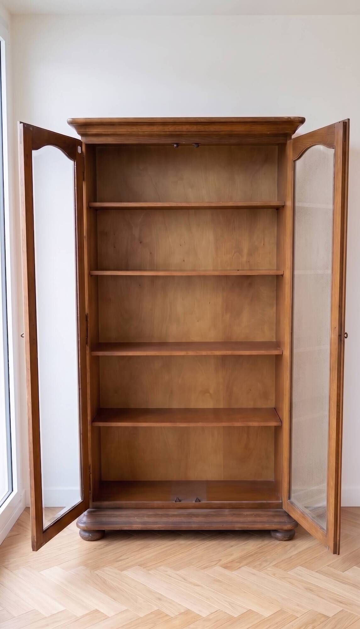 Traditional display cabinet in oak veneer.