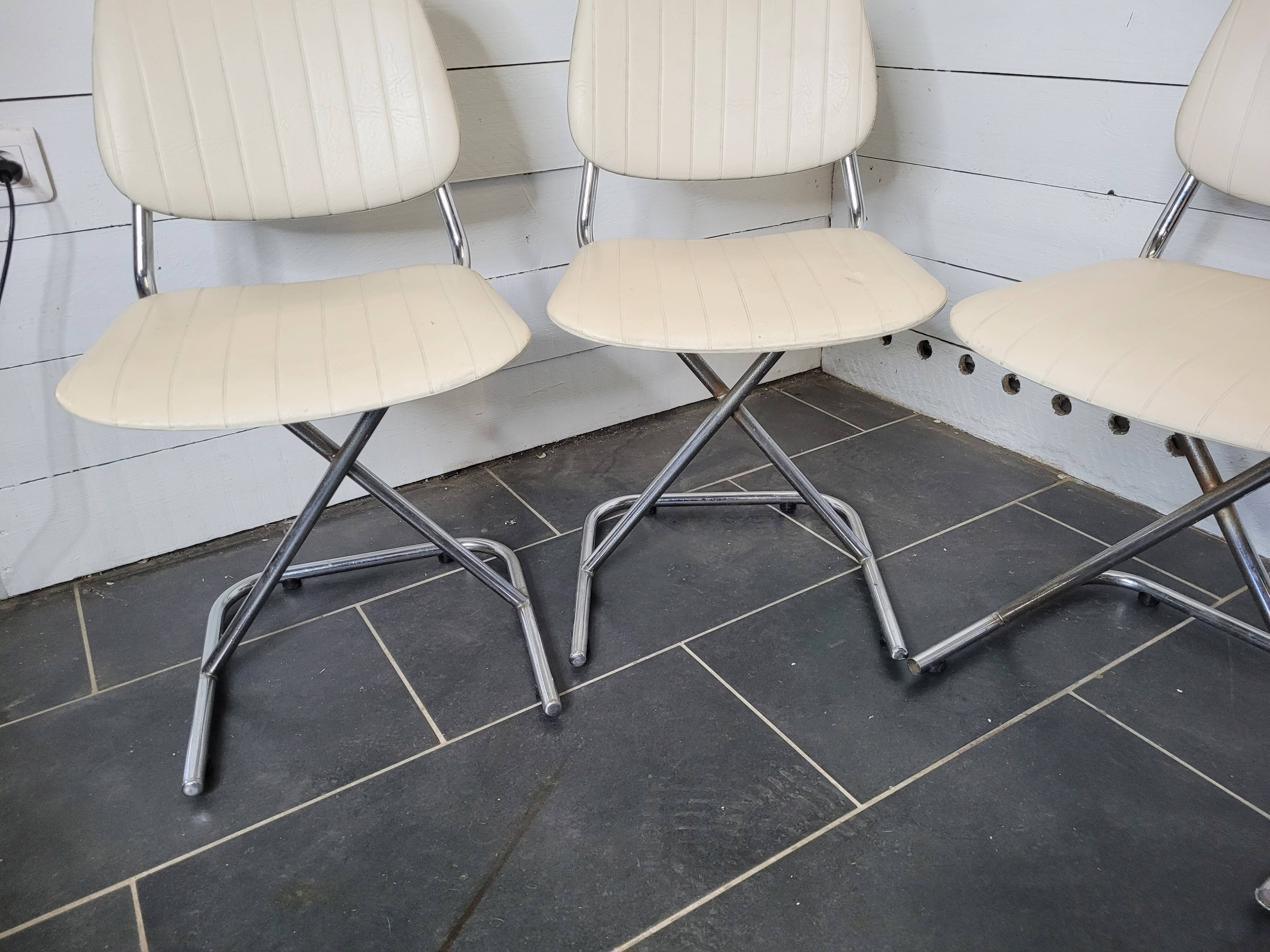 4 chrome foot chairs on top in Skaï from the 60s/70s