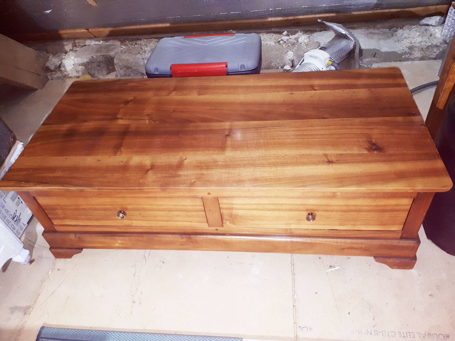 Coffee table in walnut