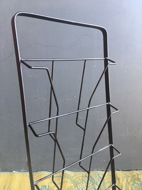 Vertical magazine holder