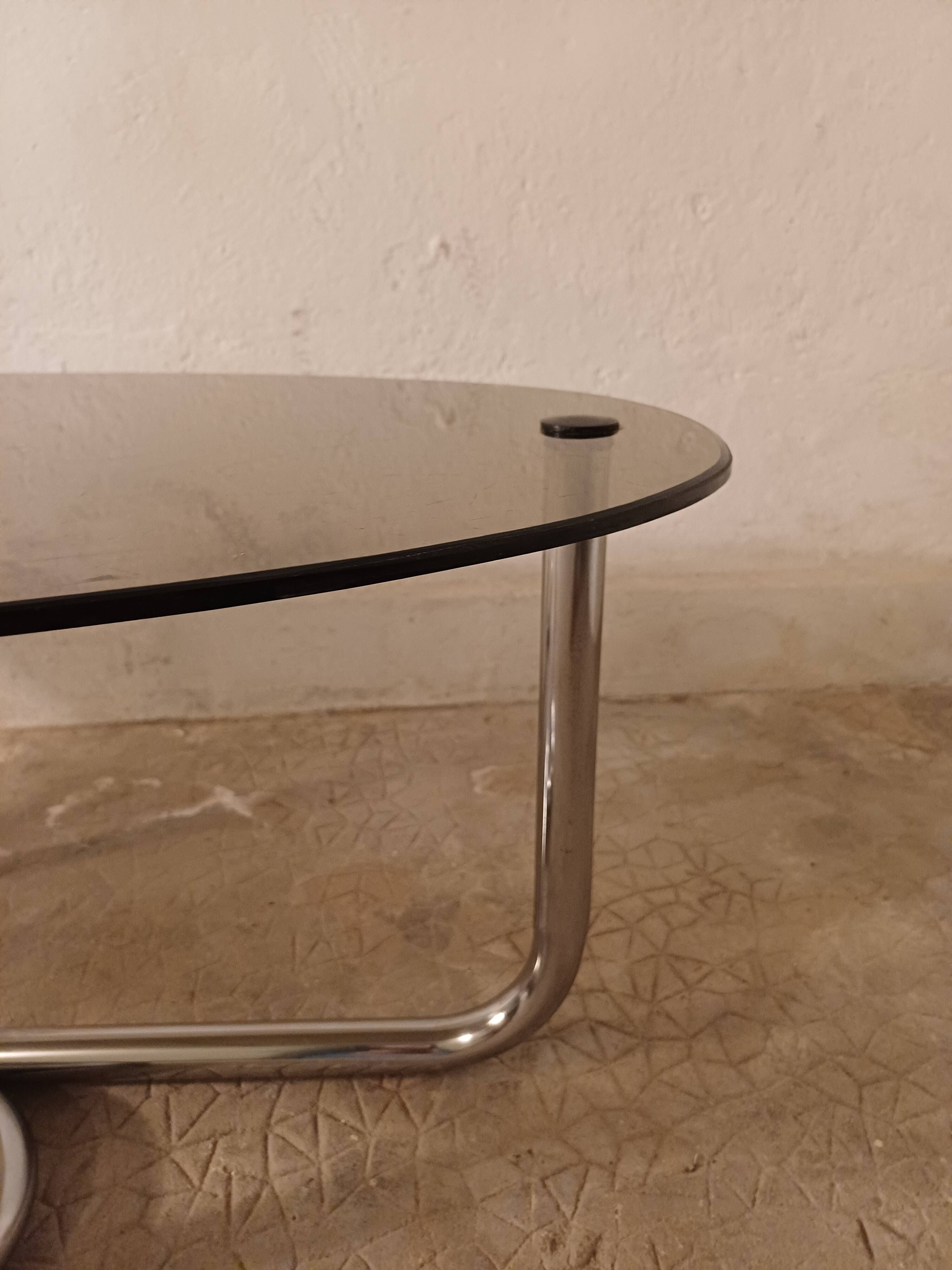 Table basse en verre fumé et métal chromé