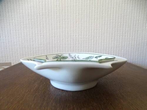 LIMOGES "Parsifal" 2 empty shell-shaped bowls decorated with birds Bernardaud & Co.