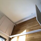 Lit ancien bois une place rose pale
