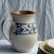 Pichet blanc vintage à frise végétale stylisée bleue H17,5
