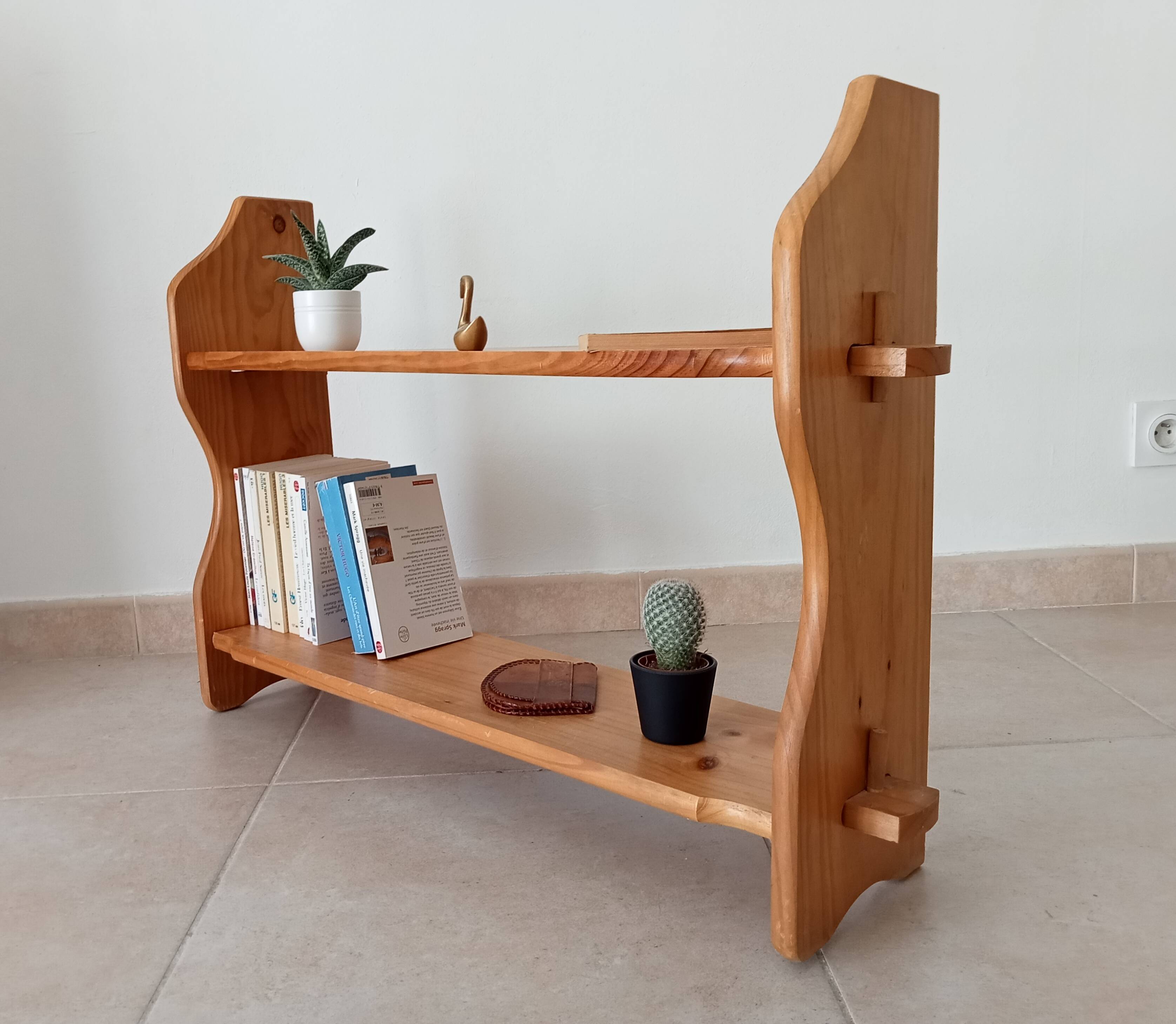Vintage wall shelf in pine from the 70s/80s.