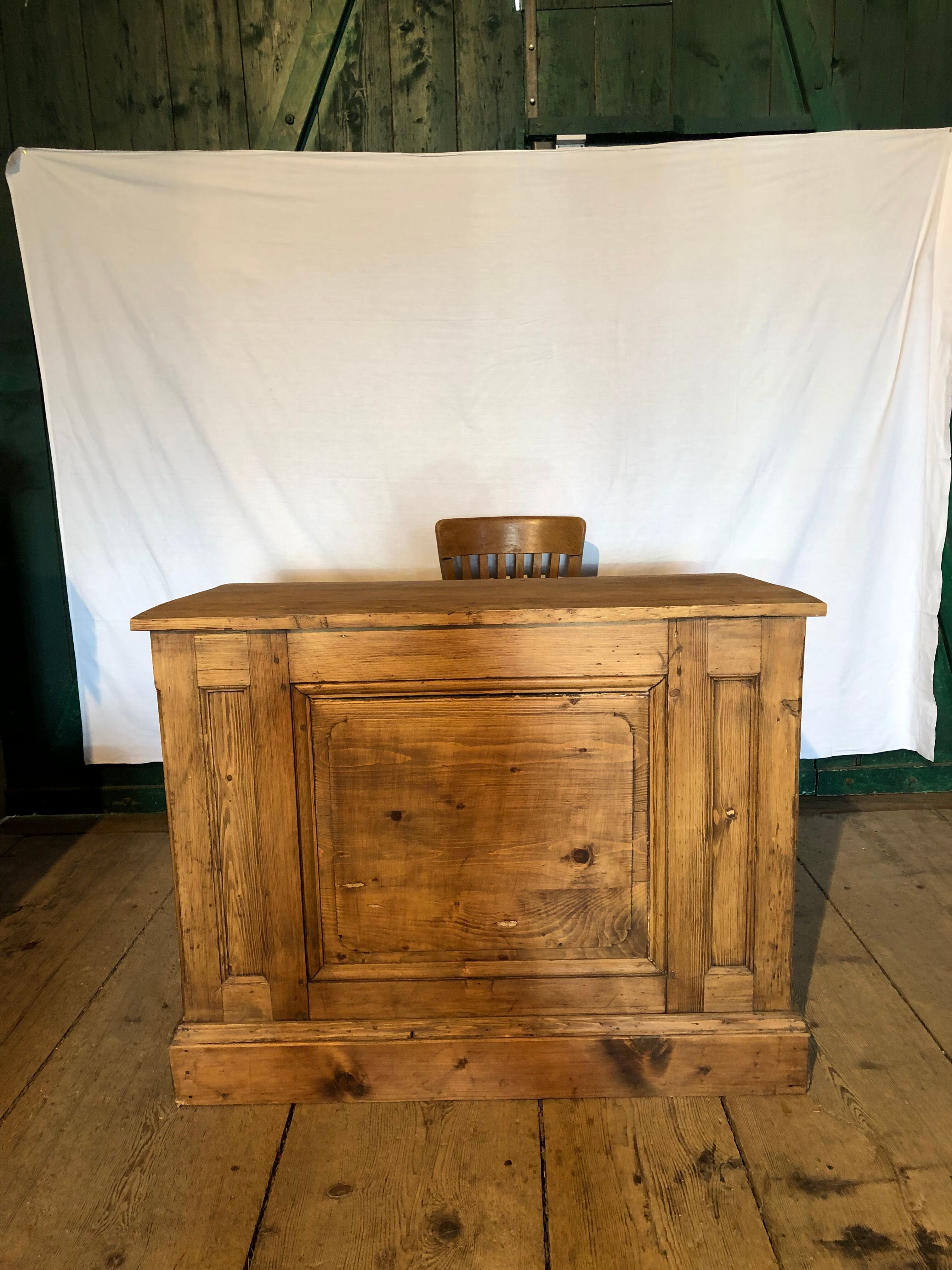Bureau d’un maître d’école et sa chaises