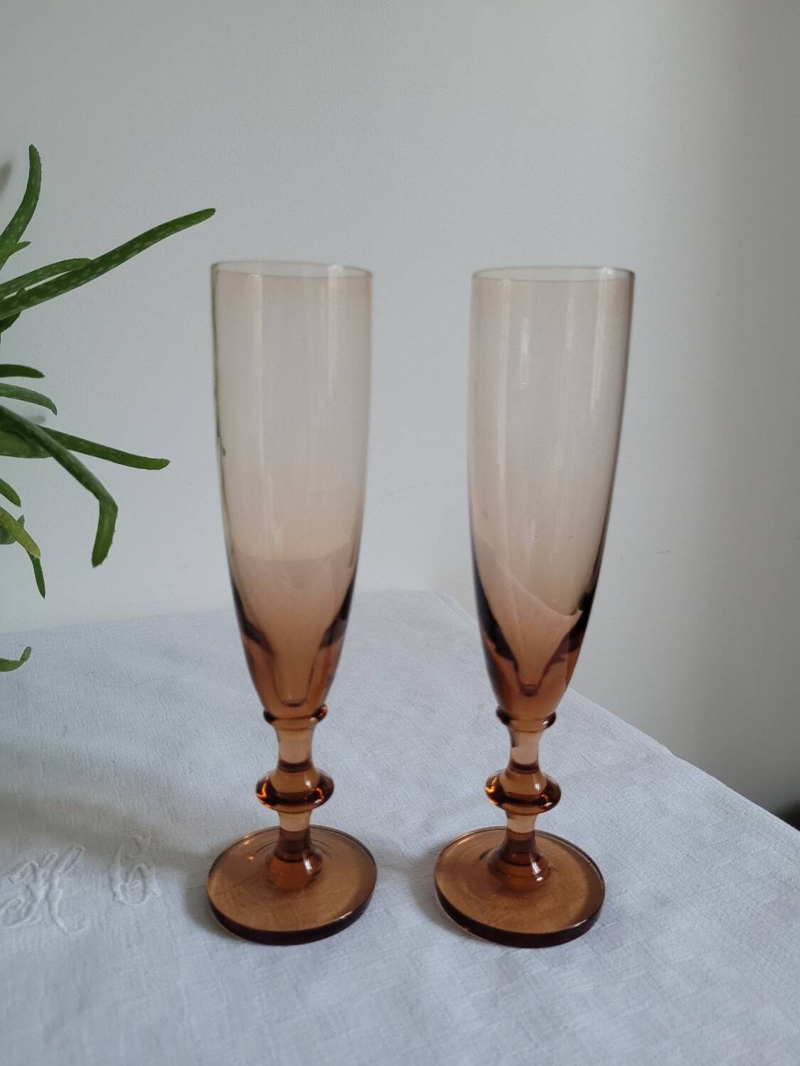 Set of 2 pink glass champagne flutes