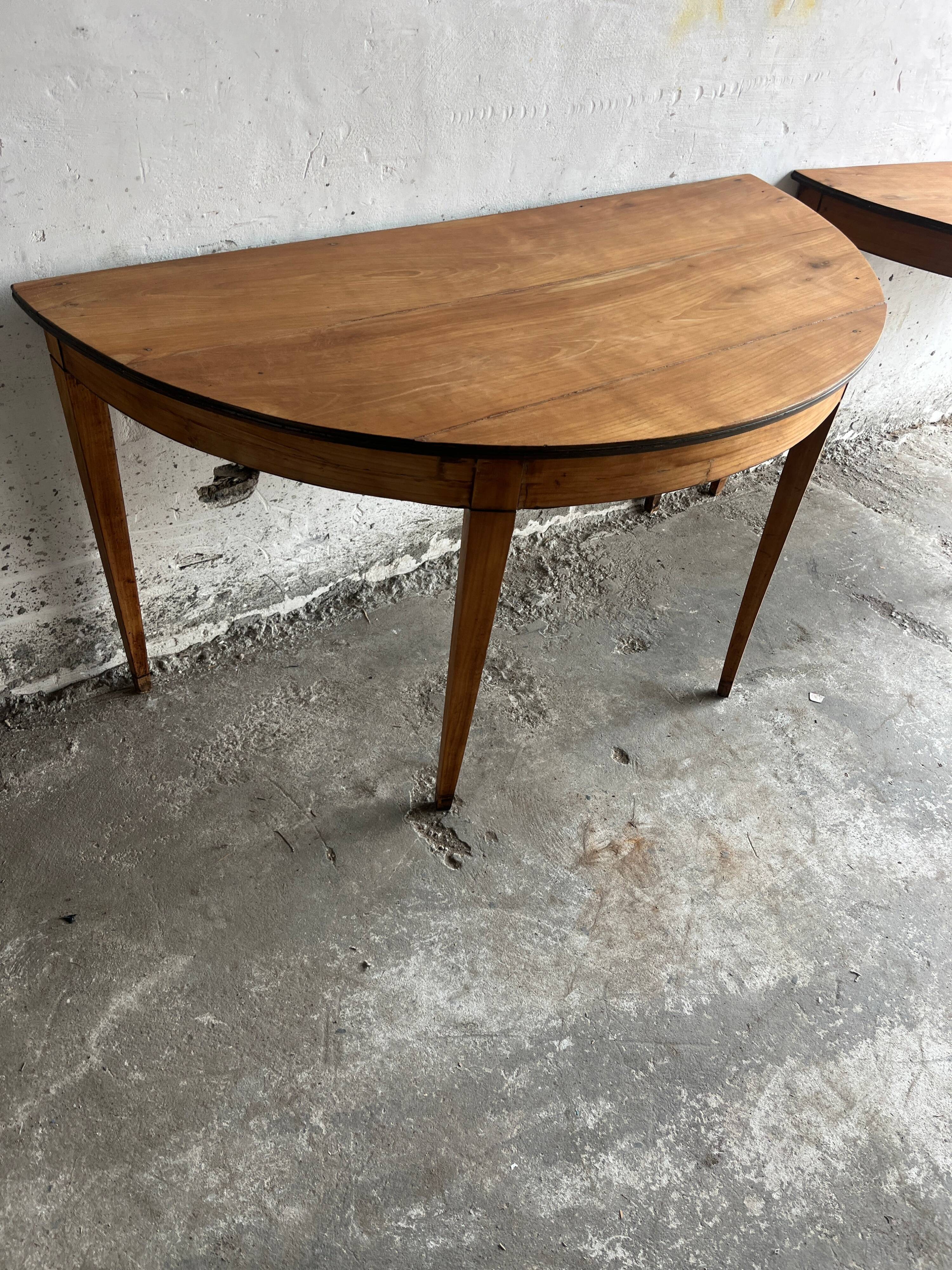 Paire de consoles demi-lune, XIXe siècle