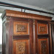 Hungarian wardrobe in carved brown wood from the late 19th century, with 2 doors and a lower drawer.