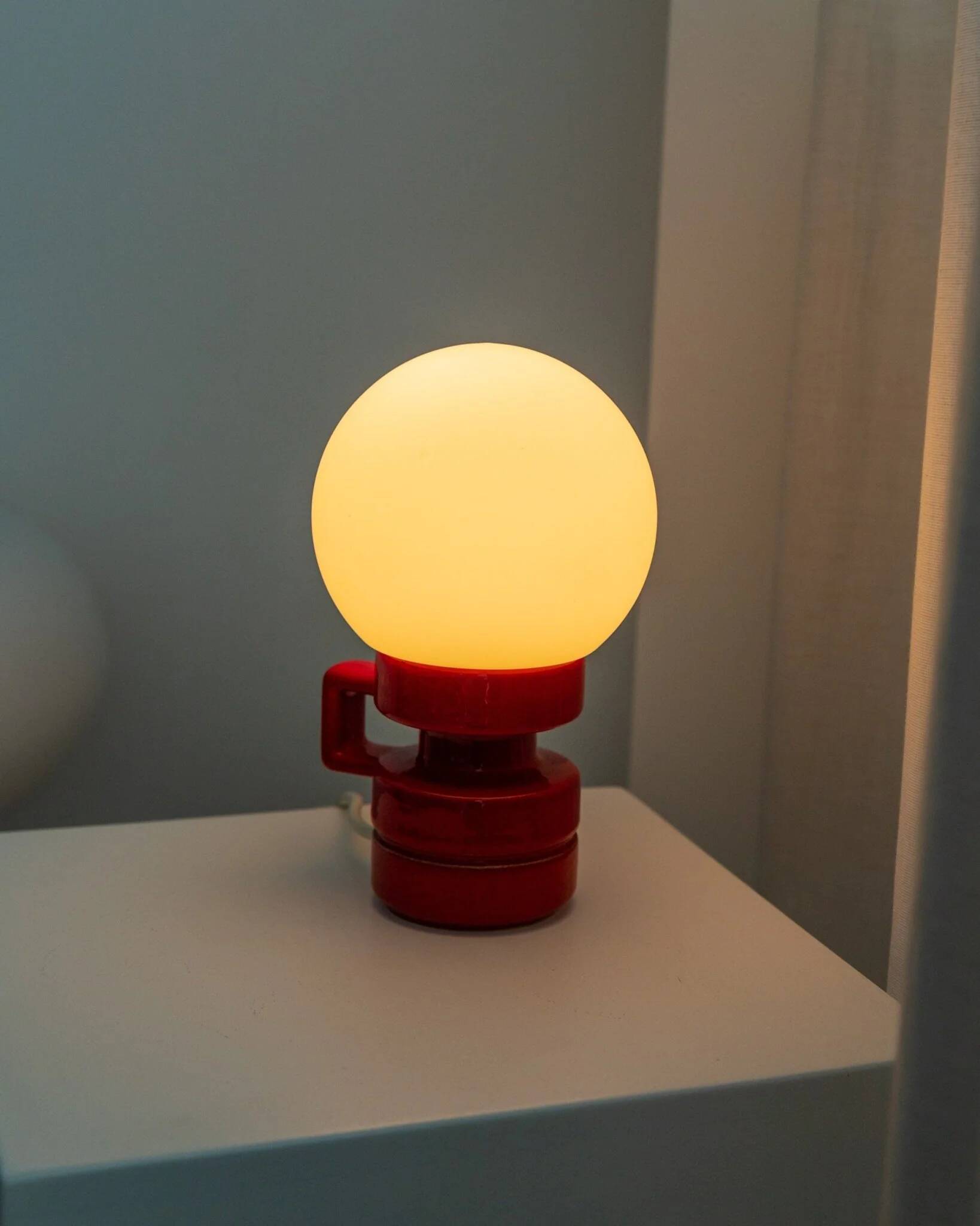 Vintage ceramic table lamp, Italy, 1970s - Red with white glass shade - Mid-century design