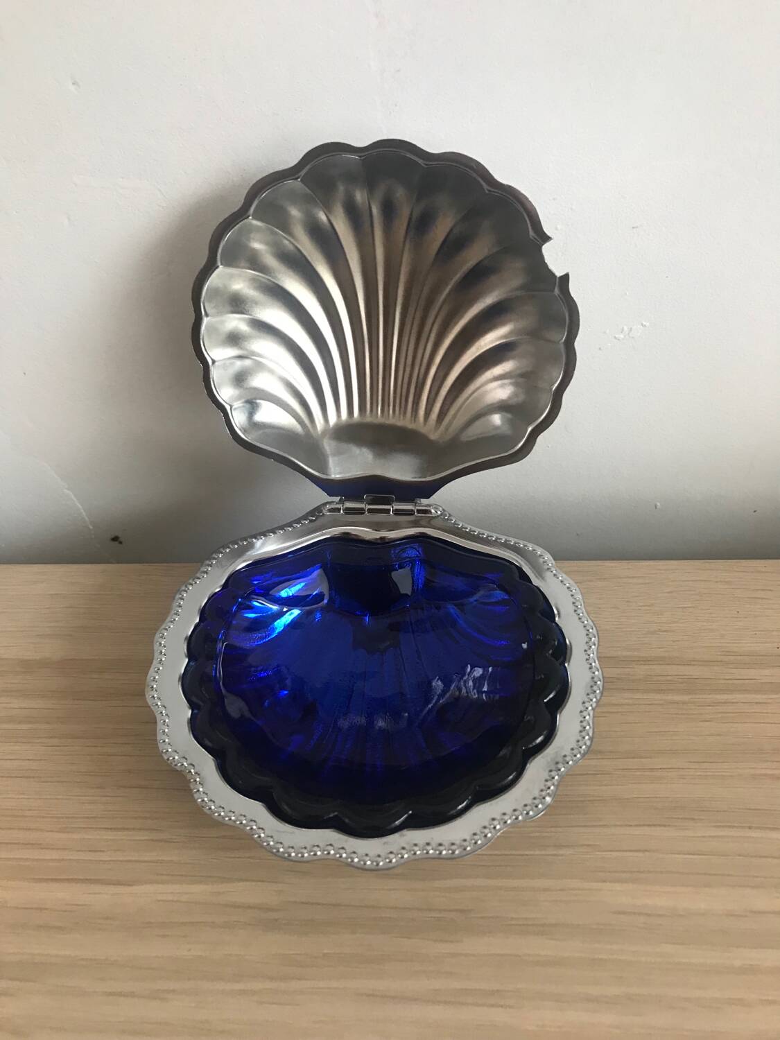Shell butter dish 1950 with its blue cup