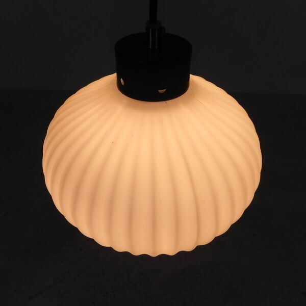 Lampe suspendue vintage avec boule en verre strié blanc, 1960s