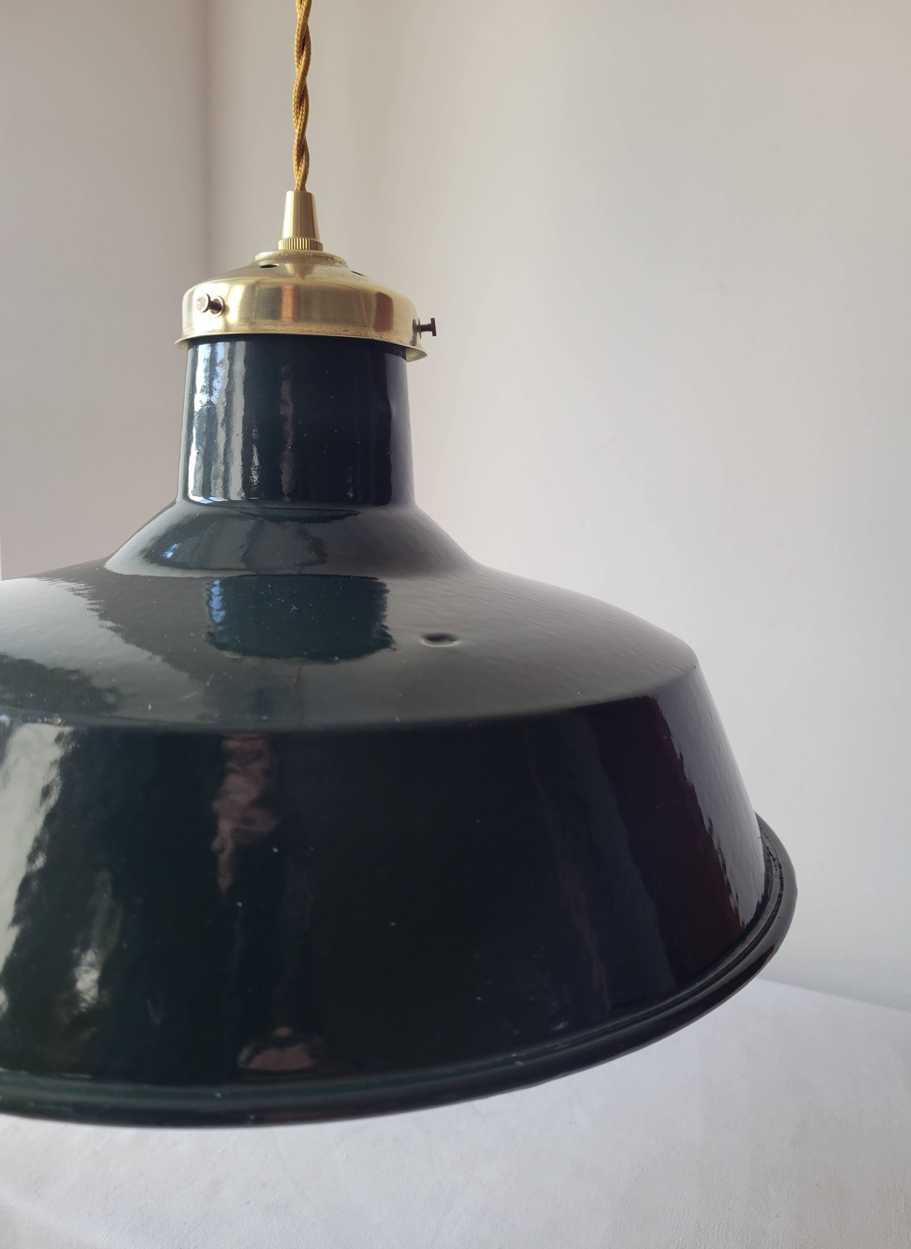 Suspension in enamelled sheet metal and brass