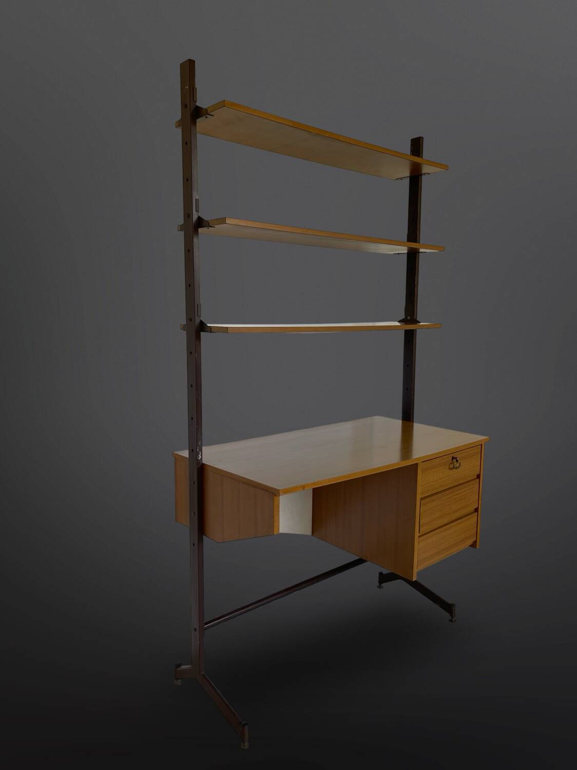 Bibliothèque italienne du milieu du siècle avec bureau.